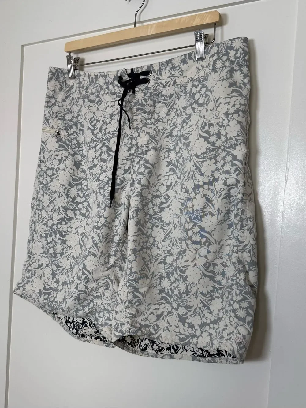 Patagonia Swim Trunks Board Shorts Mens Sz 35 Floral Hawaiian Beach Resort